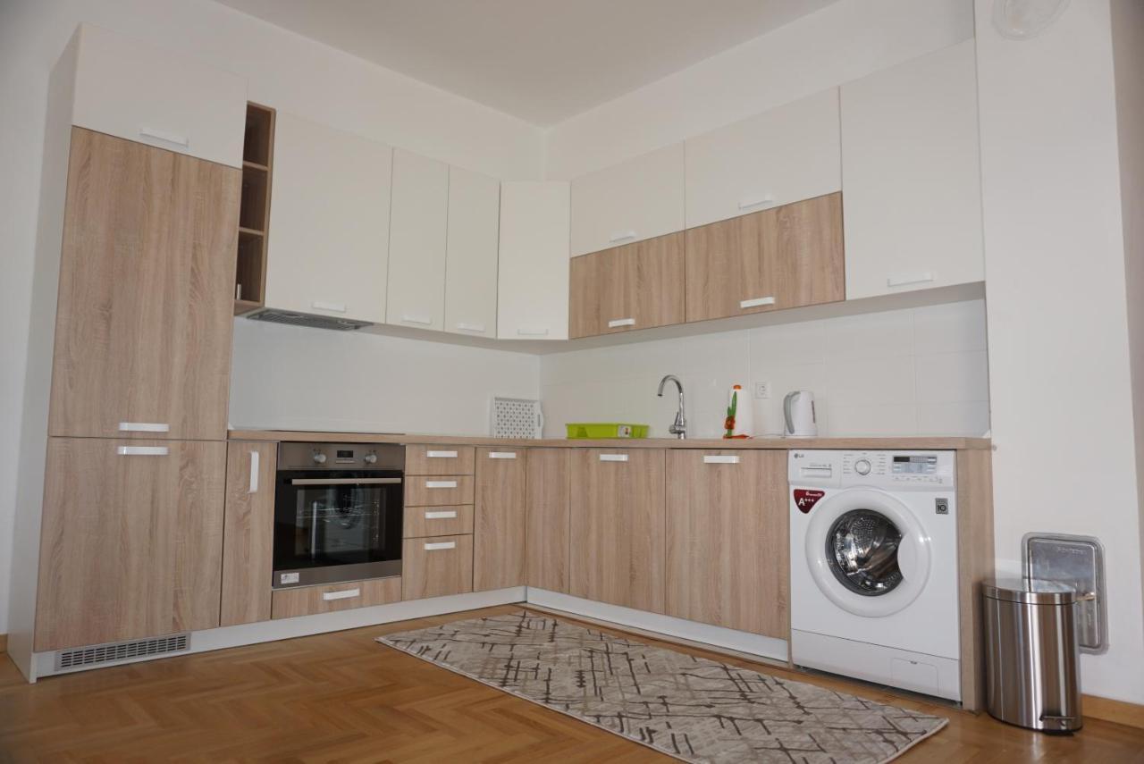 Villa 4 *