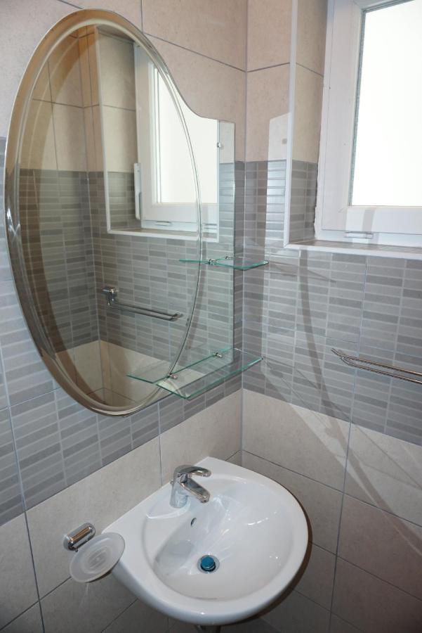 Villa 4 *